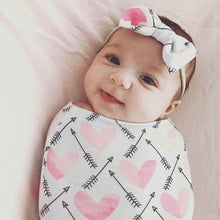 Carica l&#39;immagine nel visualizzatore di Gallery, Pink Heart Sleepsuit Blanket &amp; Hat Set
